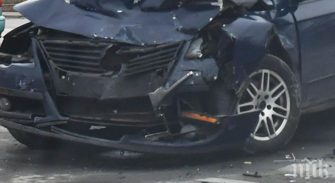 ЗВЪН НА ЛАМАРИНИ! Две коли се потрошиха на кръгово на Цариградско