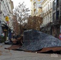 Ужас! Силният вятър събори покрива на малкия ЦУМ в София (СНИМКИ)