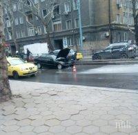 Кола се запали на оживен булевард в Пловдив! (СНИМКИ)
