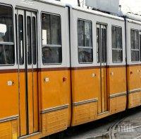 СИГНАЛ ДО ПИК! Ураганен вятър вилнее в София, спряха трамвай 22 (СНИМКА)