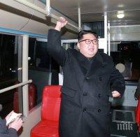 Нощен живот! Ким Чен Ун обикаля Пхенян с тролейбус (СНИМКА)