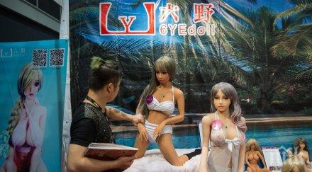 доживяхме секс куклите китай говорят слушат музика мият чинии