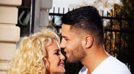 грижовен татко малката кобра изведе разходка бебето снимка