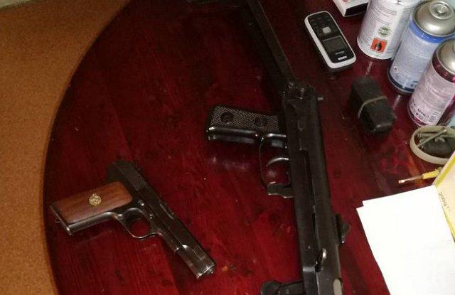 Обвиниха 7 души за незаконна продажба на преправени оръжия