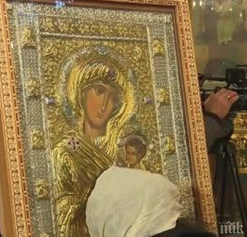 Чудотворна икона на Св. Богородица пристигна в София! Помага на нелечимо болните и бедните