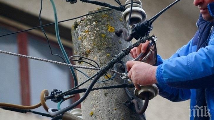 Около 5 000 абонати в Западна България остават с нарушено електрозахранване заради силния вятър