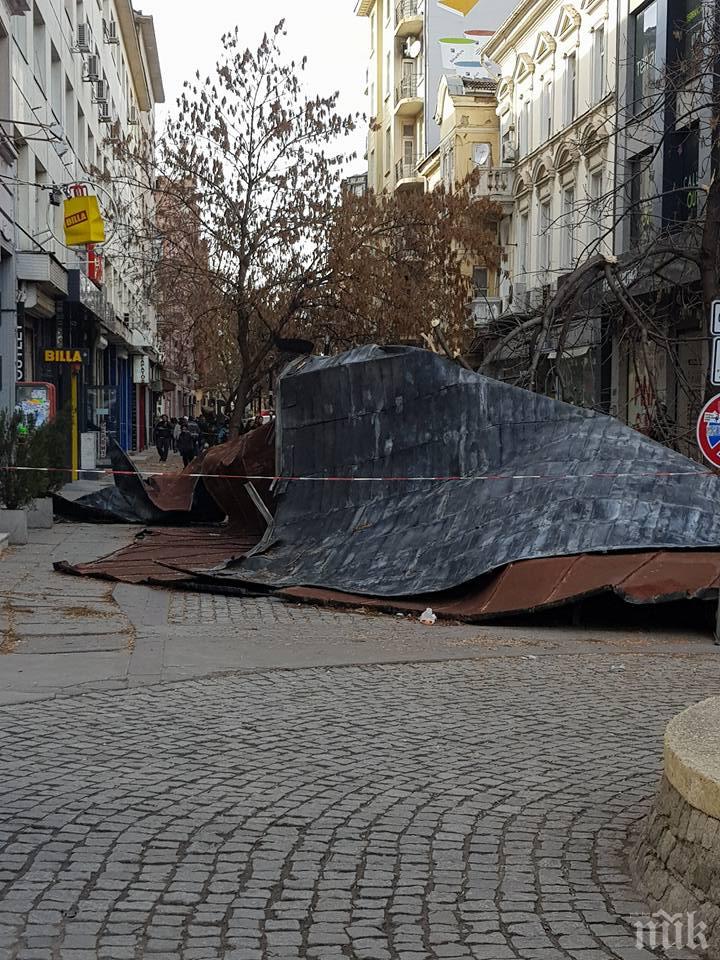 Ужас! Силният вятър събори покрива на малкия ЦУМ в София (СНИМКИ)