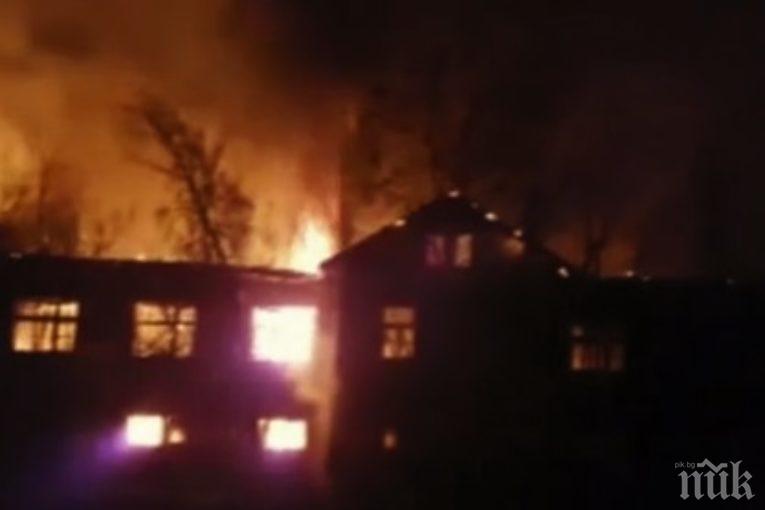 ОГНЕН АД В ПЕТРИЧ! Изгоряха 1000 кв.м от сградата на бившето танково поделение 