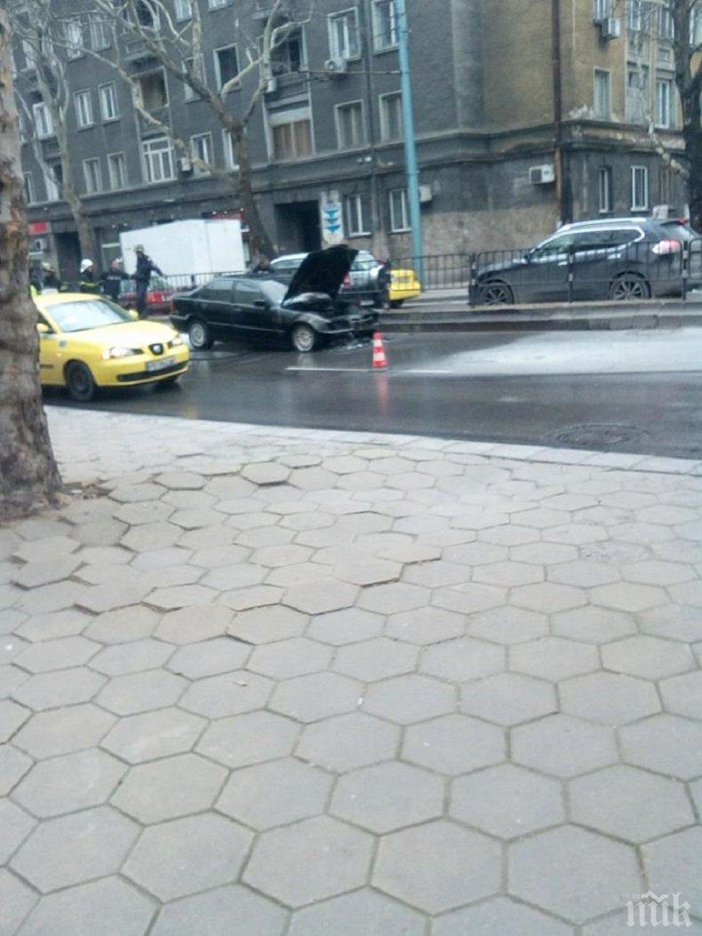 Кола се запали на оживен булевард в Пловдив! (СНИМКИ)
