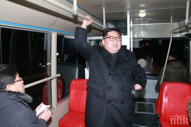 Нощен живот! Ким Чен Ун обикаля Пхенян с тролейбус (СНИМКА)
