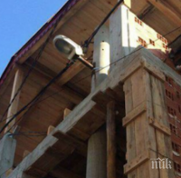 ГЕНИАЛНО! Цигани вградиха стълб от уличното осветление в новопостроена къща