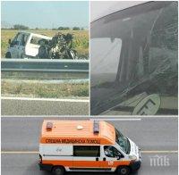 КАКВО СТАВА? Още една катастрофа на магистралата! Бус блъсна кола и рани двама