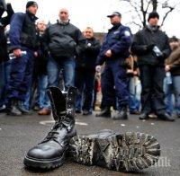 Полицаите мърморят: Кубинките вмирисват краката