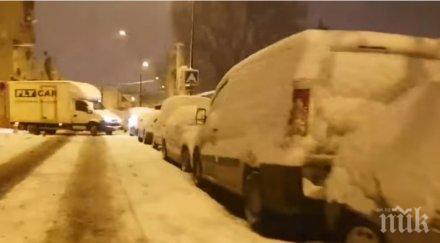 хаос париж силен снеговалеж парализира столицата франция видео