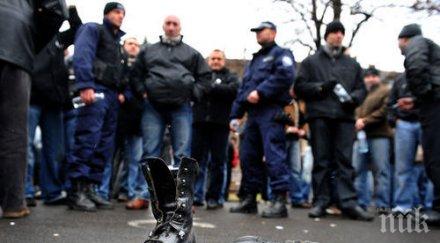 полицаите мърморят кубинките вмирисват краката