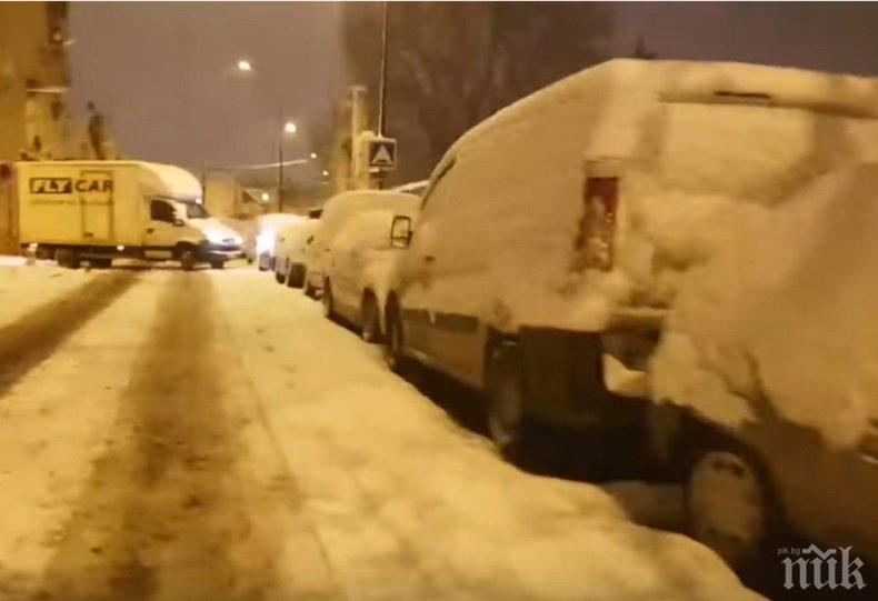 ХАОС В ПАРИЖ! Силен снеговалеж парализира столицата на Франция (ВИДЕО)