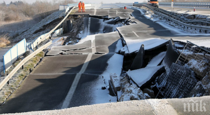 Това е строителство! Огромна дупка зейна на магистрала в Германия