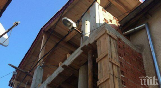 ГЕНИАЛНО! Цигани вградиха стълб от уличното осветление в новопостроена къща