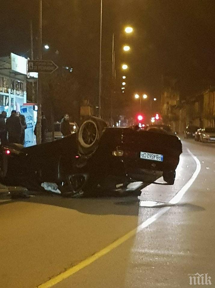 Младеж обърна тойота по таван в Пазарджик