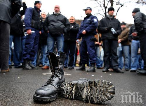 Полицаите мърморят: Кубинките вмирисват краката