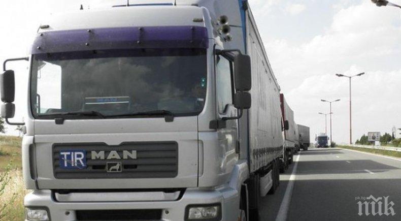 Унгарските власти са задържали камион с българска регистрация, превозващ фалшиви дъвки и бонбони