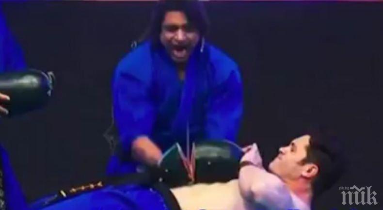 ИЗУМИТЕЛЕН РЕКОРД! Разсякоха 49 дини върху корема на индиец само за минута