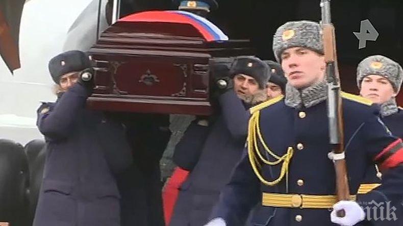 Погребаха с воински почести загиналия в Сирия руски летец
