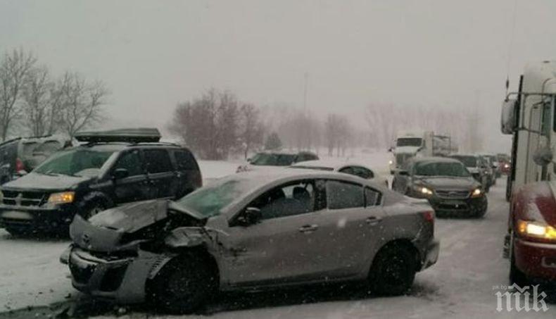 Меле на пътя! Един загинал и няколко ранени при катастрофа между 50 автомобила в Канада