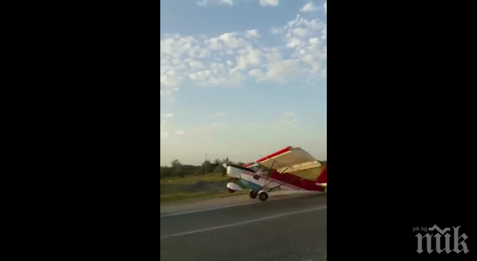 Това е възможно само в Русия! Самолет се удари в...  кола (ВИДЕО)