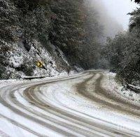 Снежните неволи в Смолянско продължават,забраниха  преминаването на тирове през Превала и Рожен