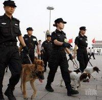 Екшън! Мъж с нож рани един в търговски център в Пекин, задържаха го