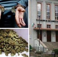 ЗРЕЛИЩЕН АРЕСТ! Полицията в Бургас закопча 16-годишен с дрога до училище