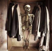 УЖАСЯВАЩА НАХОДКА! Момиче нае квартира и намери част от човешки череп в гардероба