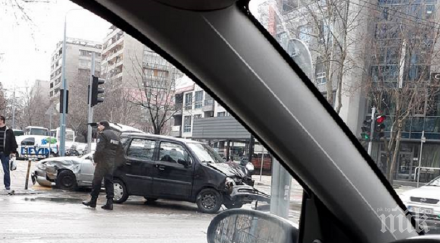 две коли помляха челен удар натоварено пловдивско кръстовище снимка