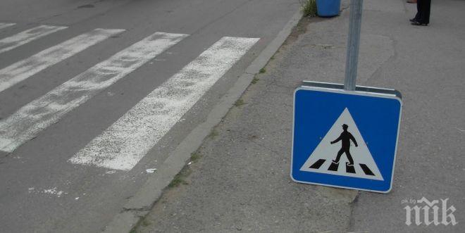 Тежък инцидент! Кола помете 12-годишно момиче на пешеходна пътека във Велико Търново