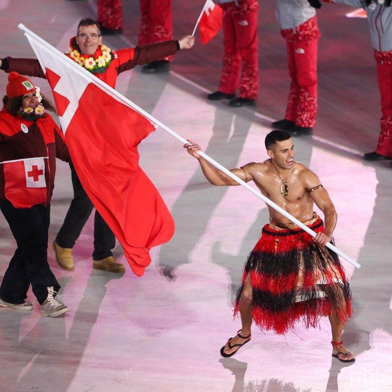 ЕТО ГО НАЙ-ЕКСЦЕНТРИЧНИЯ ОЛИМПИЕЦ! На официалното откриване излезе гол и по чехли при -1