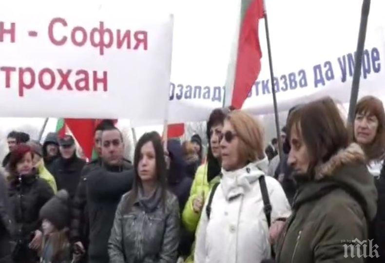 От последните минути! Протестиращи блокираха главен път Е-79