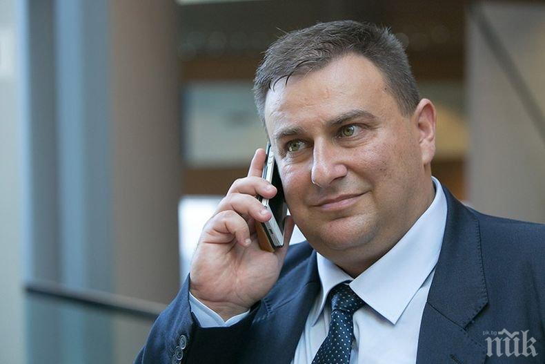 Евродепутатът Емил Радев сезира министъра на финансите за продажбата на кучета от НАП