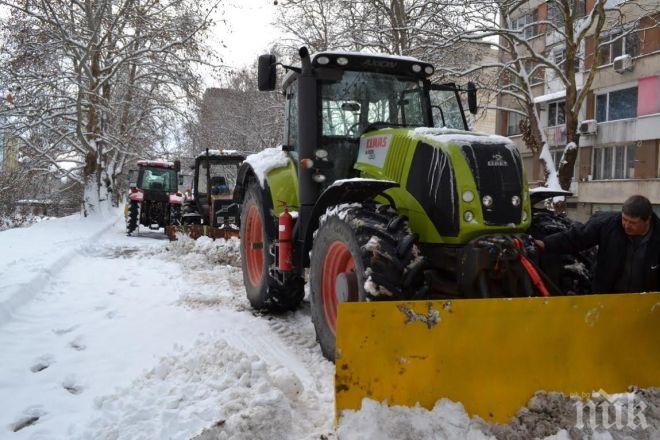 Близо 3 000 машини в готовност за почистване на републиканските пътища в страната