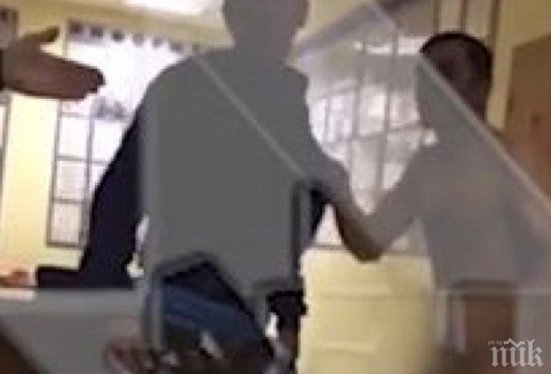 Гол и агресивен руснак вилня в полицейски участък 