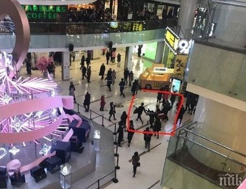 Една жертва и 12 ранени след нападението на мъж с нож в търговски център в Пекин