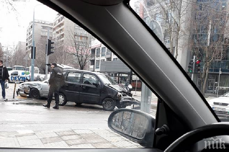 Две коли се помляха в челен удар на натоварено пловдивско кръстовище (СНИМКА)
