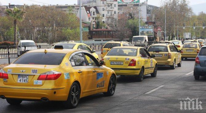 Погнаха копърките таксита! Пред летището е страшно - за 5 мин. взимат 30 лева