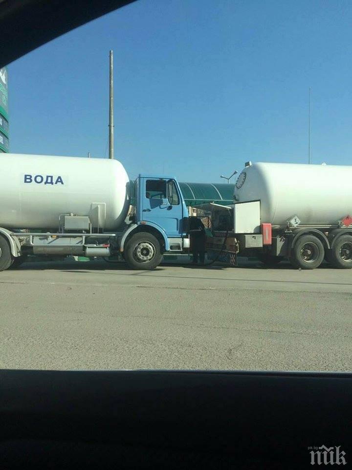 СИГНАЛ ДО ПИК! Цъка бомба със закъснител: Вижте какво се налива в тази цистерна за вода, паркирана до жилищни сгради в Хасково (СНИМКИ)