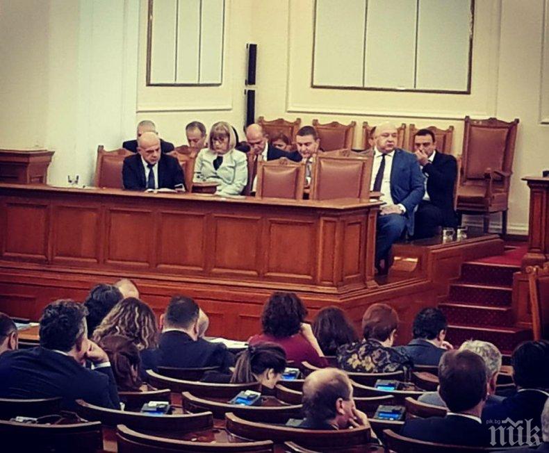 Зам.-шефът на НС пред първите посетители: Заложени неща в Търновската конституция са актуални и днес