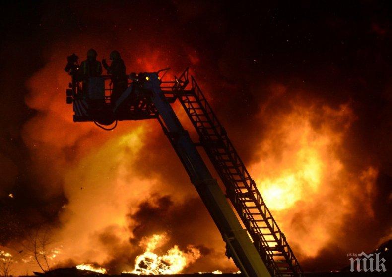 ОГНЕН АД! Пламна жилищен блок в Стара Загора (ВИДЕО)