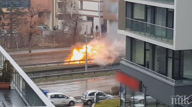 ОТ ПОСЛЕДНИТЕ МИНУТИ! Кола пламна на столичния бул. България (ВИДЕО)