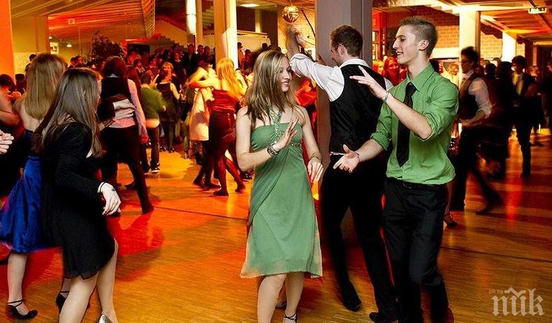 Ученички в САЩ със забрана да отказват покана за танц на момчета по време на забава за Свети Валентин