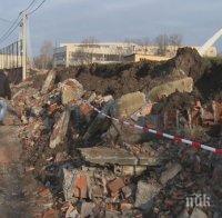Рухналата ограда на гимназията в Хасково затрупала улица, по чудо се разминало без пострадали