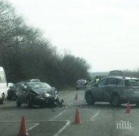 Тежка катастрофа затапи пътя Каблешково-Ахелой: Размазаха се 